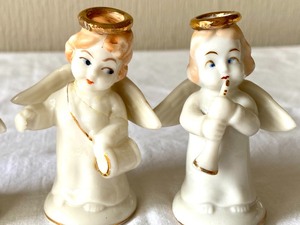 lot 21 image: Vintage Angel Salt & Pepper Shakers and Miniature Angel Figurines