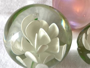 lot 22 image: Three Vintage Paperweights