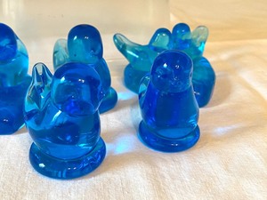 lot 54 image: Vintage Cobalt Blue Art Glass Bird Figurines by Leonard