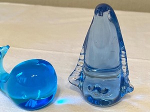 lot 55 image: Whale and Penguin Art Glass Figurines