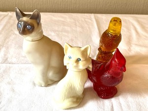lot 65 image: Vintage Avon- Bird & Cat Figurine Bottles