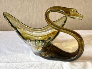 lot 70 image: Vintage Swirled Green Glass Swan Figurine