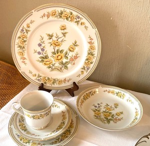 lot 75 image: Vintage Dinnerware