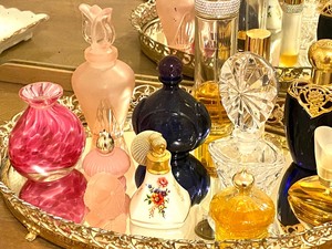 lot 80 image: Vintage Mirror Dresser Tray & Perfume Bottles