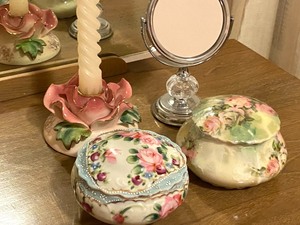 lot 79 image: Vintage DresserTrinket Boxes and More