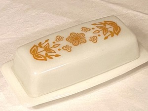 lot 91 image: Vintage Pyrex Covered Butter Dish