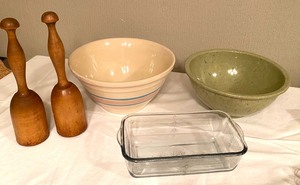 lot 118 image: Vintage Kitchen Items including Mixing Bowls