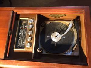 lot 154 image: Vintage Magnavox Console Turntable  AMFM Tuner
