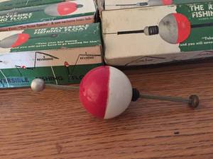 lot 179 image: 5 Vintage Reversible Fishing Floats In Original Box