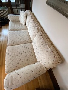 lot 25 image: Lovely Vintage Floral Sofa