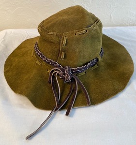 lot 132 image: Fun Vintage Suede Hat