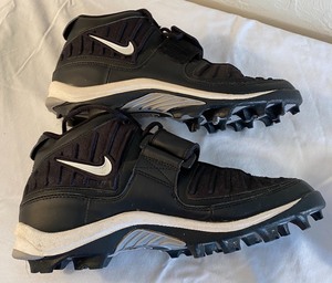 lot 130 image: Nike Mens FootballSoccer Shoes Size 11