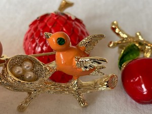 lot 222A image: Four Vintage Brooches