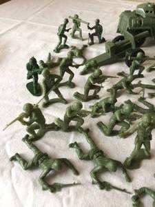 lot 331 image: Large Lot of Vintage Army Men and Accessories