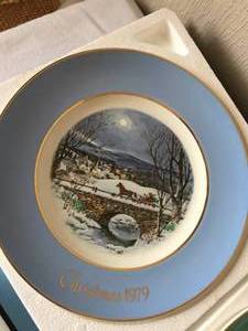 lot 333 image: Decorative Avon Collectors Plates