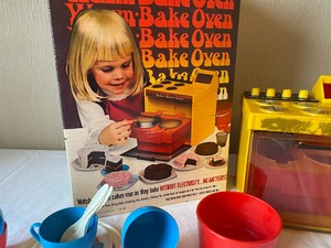 lot 257 image: Vintage Warm-Bake Oven