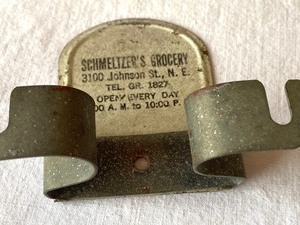 lot 258 image: Vintage Advertising Broom Holder (Schmetlzers Grocery)