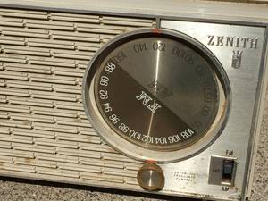 lot 363 image: Vintage Zenith AMFM Radio