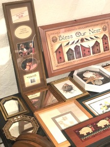 lot 267 image: Variety of Picture Frames