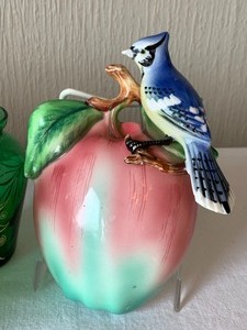 lot 208 image: Pretty Vintage Things
