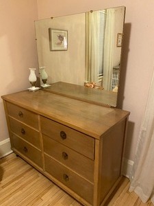 lot 84 image: Vintage Kent Coffey Bedroom Set