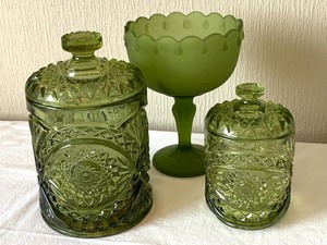 lot 49 image: Goodness in Green Vintage Glassware
