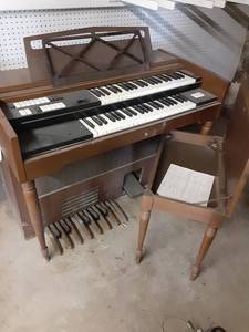 lot 32 image: Vintage Lowry Organ See Photos