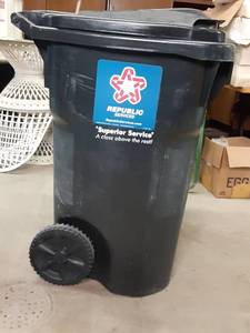 lot 40 image: Large Plastic Rolling Garbage Can Good Shape