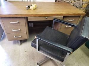 lot 73 image: Office Desk & Chair See Photos