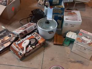 lot 109 image: Vintage Electronics (Crockpot, Skillet, Popcorn Maker, Juicer, Sandwich Press & More) See Photos