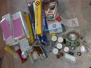 lot 124 image: Large Lot of Auminum, Ice Cube Trays, & More