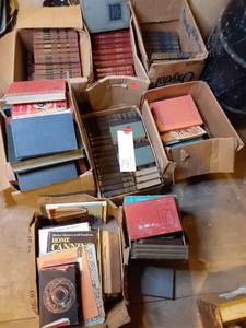 lot 195 image: Makers of History Standard Encyclopidias, Universal Standard Encyclopidias, & Other Reading Material See Photos