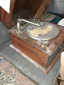 lot 214 image: Vintage Phonograph & Cot