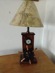 lot 2 image: Vintage Lamp