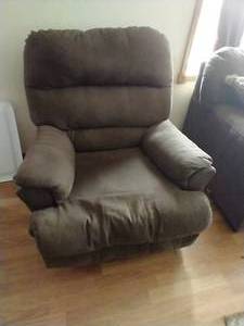 lot 7 image: Recliner