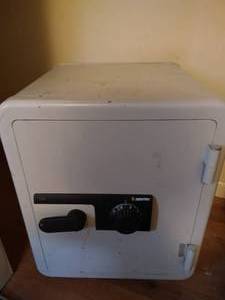 lot 26 image: Sentry 2260 Safe