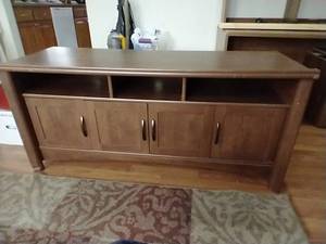 lot 65 image: Vintage Wooden Entertainment Cabinet