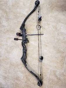 lot 44 image: Compound Bow