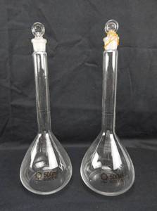 lot 17 image: Set of 2 Glass 500 ML Volumetric Flasks With Stoppers