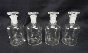 lot 175 image: Set of 4 Vintage Mercer Glass Works Merco 125 ML Clear Flint Glass Flat Top Grooved Stopper Dropping Bottles