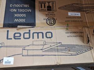Ledmo LED Shoebox Light wPhotocell