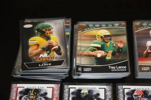 lot 45 image: 2021 Sage Hit Football Card Rookie Lot  100 Cards w 15 Autographs