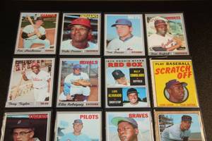 lot 76 image: 1968 & 1970 Topps Baseball Card Lot  16 Cards
