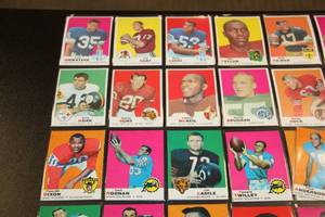 lot 104 image: 1969 Topps Football Card Lot  32 Cards