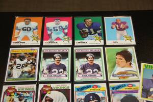 lot 105 image: Vintage Minnesota Vikings Football Card Lot  17 Cards
