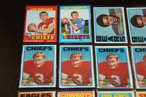 lot 116 image: 1971 & 1972 Topps Football Card Lot  18 Cards