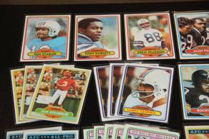 lot 118 image: 1980 to 1981 Topps Football Card Lot  28 Cards