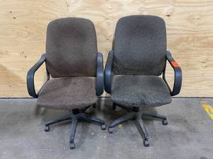 lot 42 image: Lot of 2-  Office Chairs