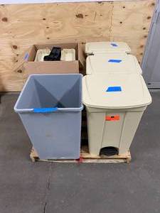 lot 44 image: Lot of 5 Trash Cans