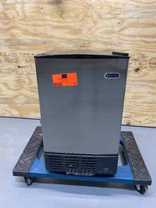 lot 54 image: WHYNTER 15 in. 12 lb. Built-In Ice Maker in Stainless Steel